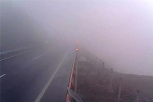 冬日駕車出行遇到團霧怎么辦？學會這7招或許能保命！