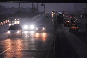夜間開車老司機都懂：走灰不走白，見黑停下來！